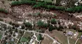 Gambar selebaran milik Maxar Technologies ini menunjukkan jalan raya negara bagian Texas 39 setelah banjir bandang di sepanjang Sungai Guadalupe di Hunt, Texas pada 8 Juli 2025. (Foto oleh Citra satelit ©2025 Maxar Technologies/AFP)