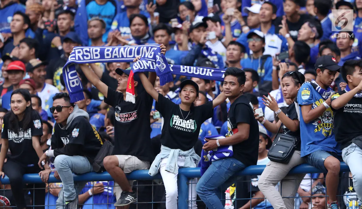 Suporter tim Maung Bandung bersorak saat menyaksikan laga antara Persib melawan Sriwijaya FC di laga pembuka Piala Presiden 2018 di Stadion GBLA, Bandung, Selasa (16/1). Persib unggul 1-0. (Liputan6.com/Helmi Fithriansyah)