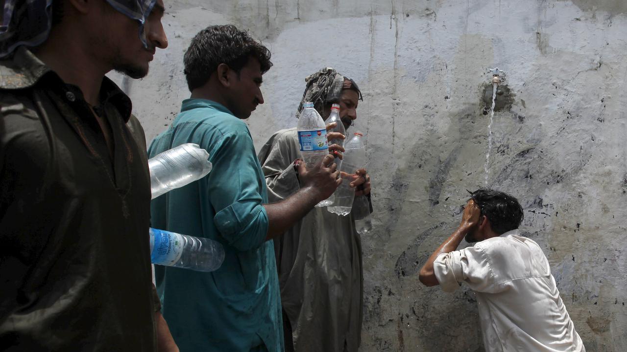 Gelombang Panas Terjang Pakistan, Warga Tak Bisa Jauh dari Air