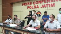 Subdit Jatanras Ditreskrimum Polda Jatim berhasil menangkap tersangka kasus pencurian motor milik salah satu ojek online wanita asal Surabaya (Liputan6.com / Dian Kurniawan)