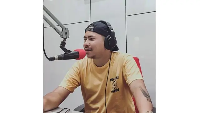 Selain menjadi DJ, Dimas juga berprofesi sebagai penyiar, music director dan produser.