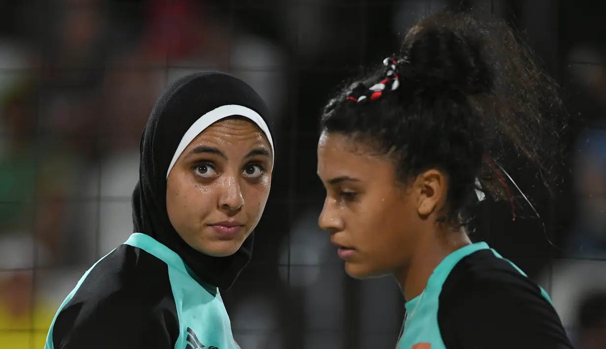 Atlet voli pantai asal Mesir, Doaa Elghobashy bersama rekannya saat bertanding di penyisihan Grup D Olimpiade Rio di Arena Voli Pantai, Rio de Janeiro, Brasil, (7/8). (AFP PHOTO/Yasuyoshi Chiba)