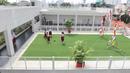 Siswa bermain di atap bangunan SDN Ragunan 08 yang termasuk sekolah berkonsep net zero carbon di Jakarta, Kamis (29/9/2022). Konsep ini sejalan dengan komitmen Jakarta untuk menurunkan 30 persen emisi gas rumah kaca pada 2030 mendatang. (Liputan6.com/Herman Zakharia)
