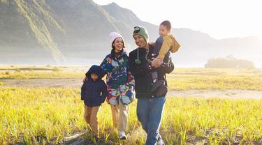 Kebersamaan Andien Aisyah dan keluarga di Bromo, Jawa Timur. (Foto: Instgaram/ andienaisyah)