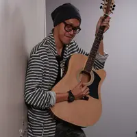 'Gua ikutan potong rambut, jadi istri gue ‘Endah’ yang potongin rambut kribo gua sampai nangis pula. Pokoknya perasaan gua campur aduk deh,' tambah Rhesa. (Deki Prayoga/Bintang.com)