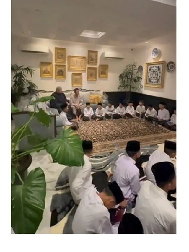Gelar Pengajian, Ini 8 Potret Ivan Gunawan Pakai Gamis dan Peci yang Curi Perhatian