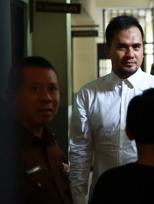 Dalam sidang yang dibuka untuk umum itu, Ketua Majelis Hakim, Ifa Sudewi menolak eksepsi yang diajukan Saipul Jamil. (Deki Prayoga/Bintang.com)