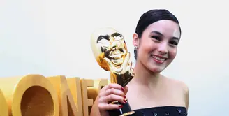 Rasa syukur dan bangga bisa menjadi salah satu pemenang dalam ajang penghargaan Indonsian Movie Actors Awards 2017. Chelsea bisa mengalahkan para artis senior, seperti Ira Wibowo dan Lydia Kandau. (Nurwahyunan/Bintang.com)