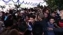 Semua orang berdesakan saat jenazah Olga Syahputra datang. Teman dekat, termasuk Chand Kelvin ikut terlihat di antara para pelayat.