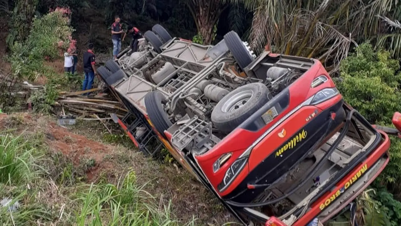 Bus Pembawa Brimon Terguling