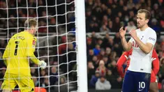 Pemain  Tottenham Hotspur Harry Kane (kanan) bereaksi usai gagal mencetak gol ke gawang Middlesbrough yang dijaga Joe Lumley pada pertandingan putaran kelima Piala FA di Stadion Riverside, Middlesbrough, Inggris, 1 Maret 2022. Tottenham kalah 1-0 dan tersingkir dari Piala FA. (Lindsey Parnaby/AFP)