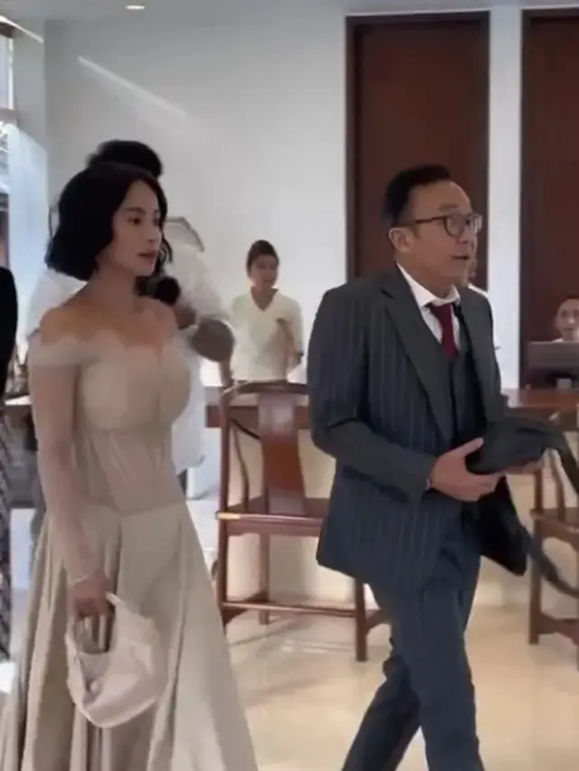 Ari Lasso Unggah Foto Perdana Bareng Kekasih