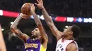 Pemain Lakers, Brandon Ingram (kiri) melakukan tembakan saat diganggu pemain Toronto Raptors, DeMar DeRozan (kanan) pada laga NBA di Air Canada Centre, (2/12/2016). Raptors Menang 113-80. (Reuters/Tom Szczerbowski-USA TODAY Sports)