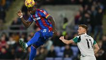 Kapten Crystal Palace, Marc Guehi (kiri) menyundul bola saat pertandingan Liga Inggris melawan Newcastle United di Selhurst Park. (AFP)