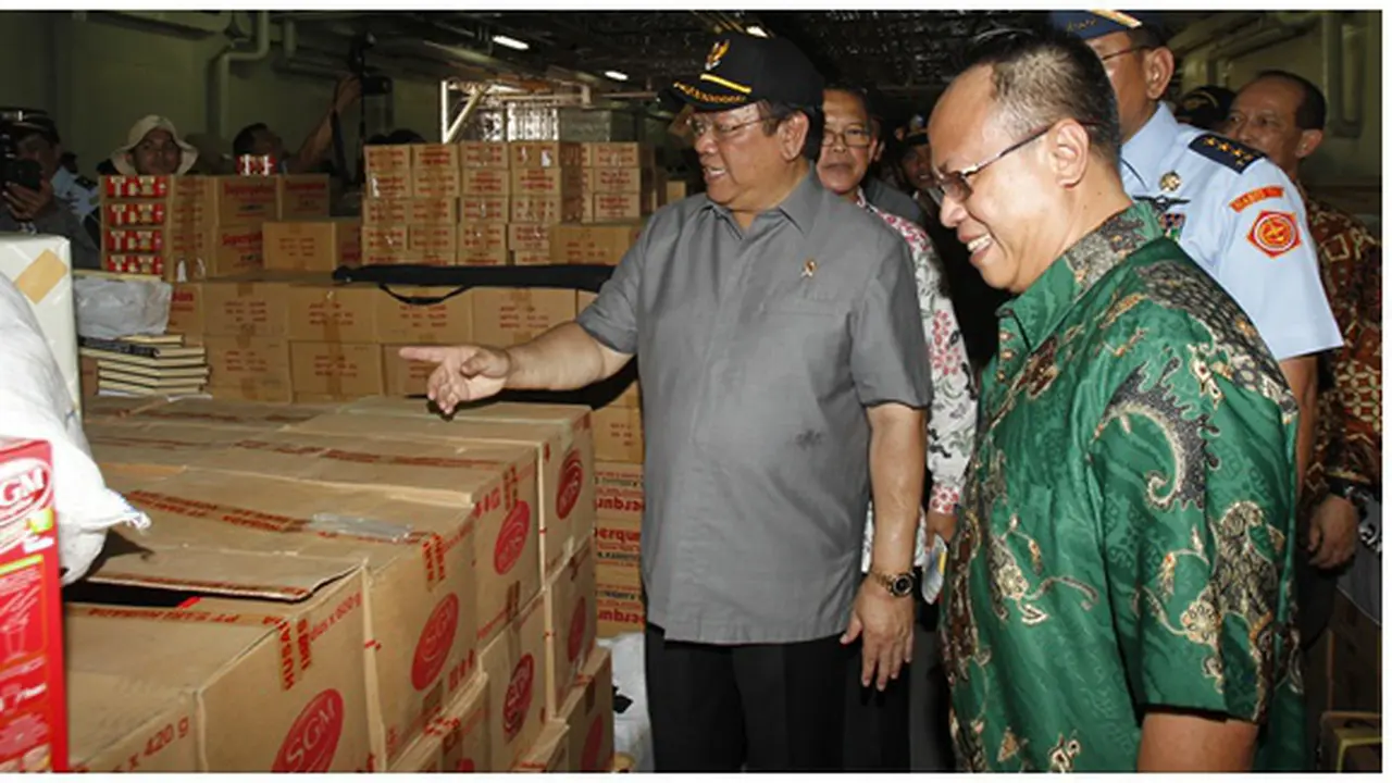 Menko Kesra Agung Laksono bersama Arif Mujahidin, Head of Corporate Affairs Division PT Sarihusada
