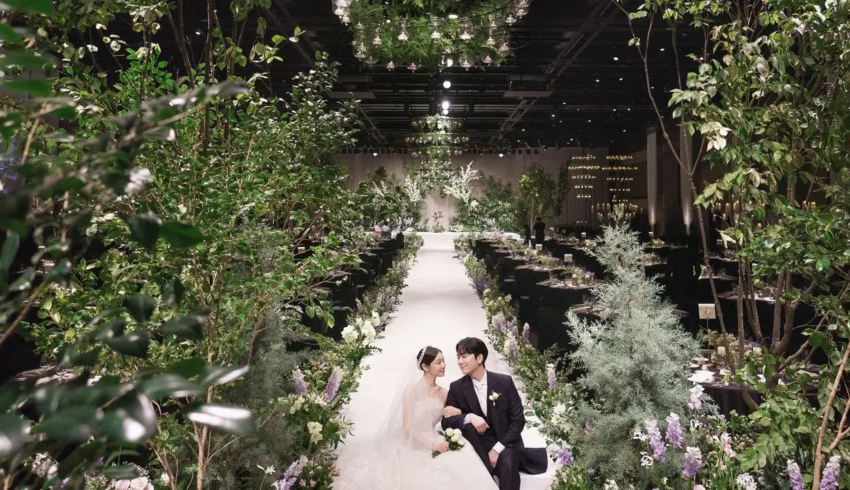 <p>Sama cantiknya seperti kedua mempelai, dekorasi venue pernikahan Kim Yuna dan Ko Woo Rim juga jadi perbincangan hangat. (Foto: Instagram/ yunakim)</p>