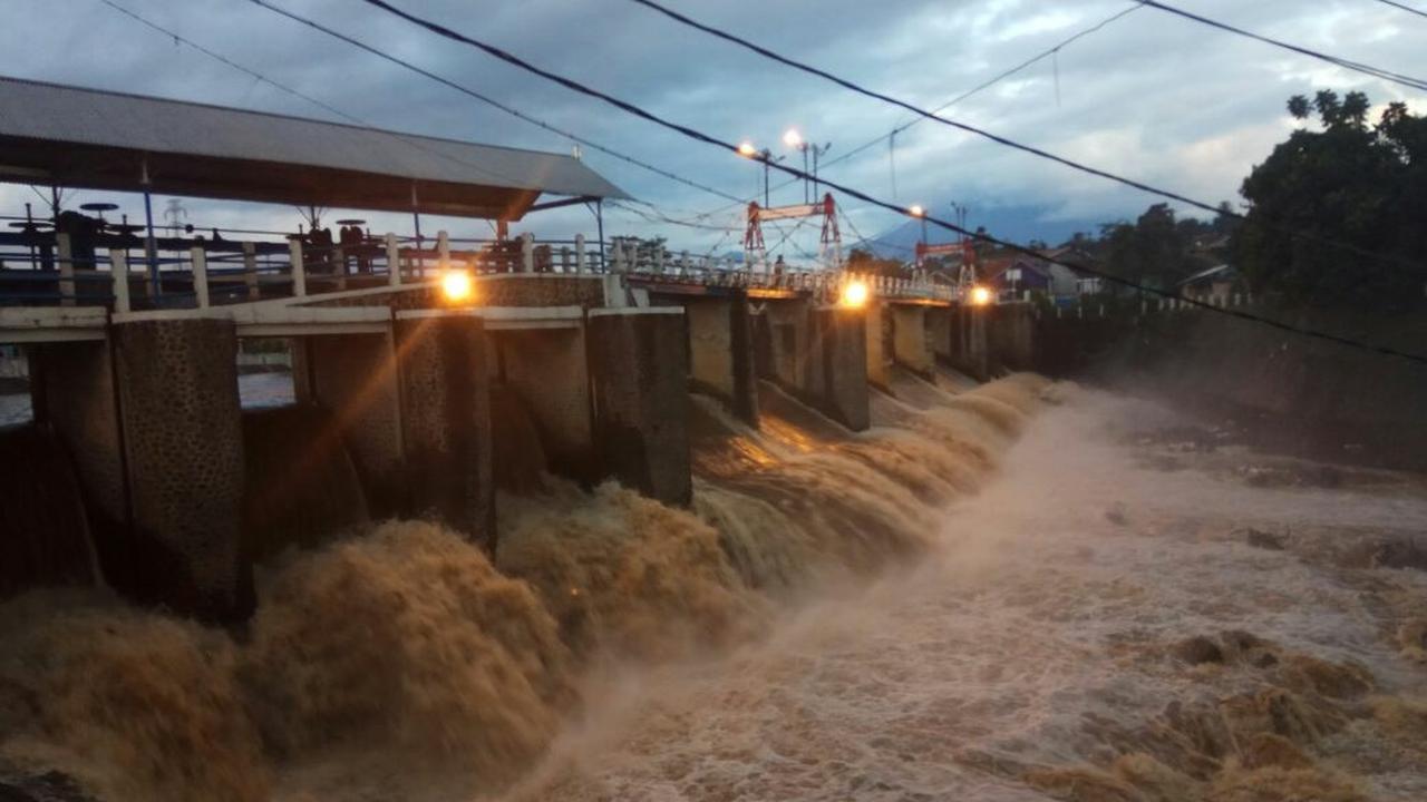 Ketinggian air di Bendung Katulampa Bogor, Jawa Barat naik pada Kamis (25/4/2019) malam.