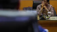 Menko Polhukam Mahfud Md saat berbincang dengan jajaran Grup Emtek di Kantor Kemenko Polhukam, Jakarta, Kamis (12/3/2020). Jajaran Grup Emtek mengunjungi Mahfud Md untuk bersilatuhrami. (Liputan6.com/Faizal Fanani)
