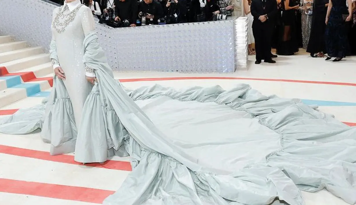 Nah, Glenn Close juga memberi inspirasi sentuhan warna kemeja putih dengan dress biru es. [@officialmetgala]