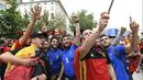 Suporter Belgia dan Italia berfoto bersama sebelum menonton timnya berlaga pada grup E Euro 2016 (13/6/2016). (AFP/Philippe Desmazes)