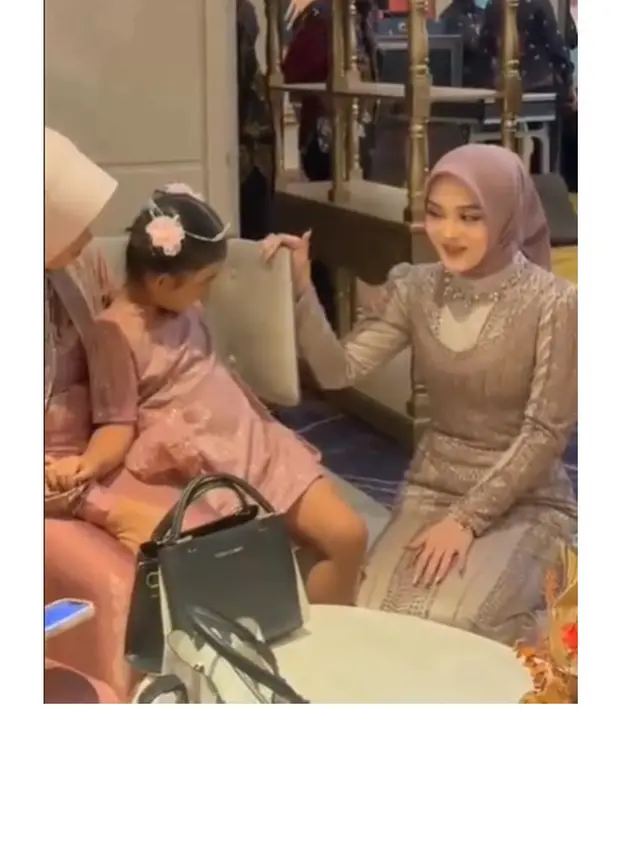 7 Potret Putri Delina dan Bintang di Pernikahan Rizky Febian, Penuh Kehangatan