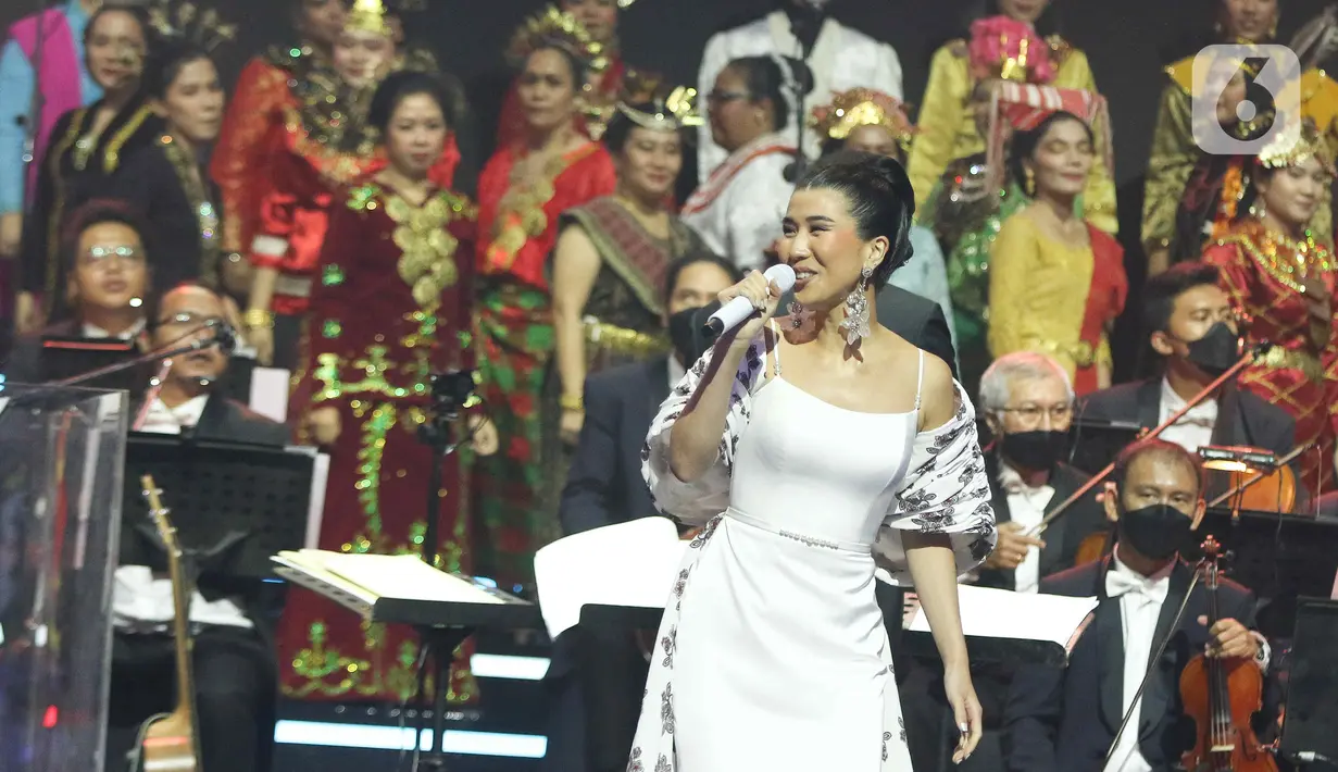 Penampilan penyanyi Christie dalam Konser Kebangsaan, Simfoni Insan Perhubungan, Bangkit Maju Bersama di Jakarta, Sabtu (6/8/2022). Acara tersebut diselenggarakan dalam rangka memeriahkan HUT RI ke-77 dan menyambut Hari Perhubungan Nasional ke-52. (Liputan6.com/Herman Zakharia)