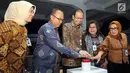 Dirut Bank bjb Ahmad Irfan (kedua kanan) bersama jajaran direksi bjb pada peresmian bjb University di Bandung, Rabu (18/7). Berdirinya bjb memiliki visi memperkuat bidang penunjang SDM. (Liputan6.com/Pool/Toga)