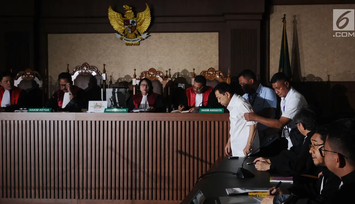Tersangka korupsi proyek E-KTP Setya Novanto digiring ke ruang persidangan di Pengadilan Tipikor, Jakarta, Rabu (13/12). Sidang beragendakan pembacaan dakwaan dari Jaksa Penuntut Umum KPK. (Liputan6.com/Helmi Fithriansyah)