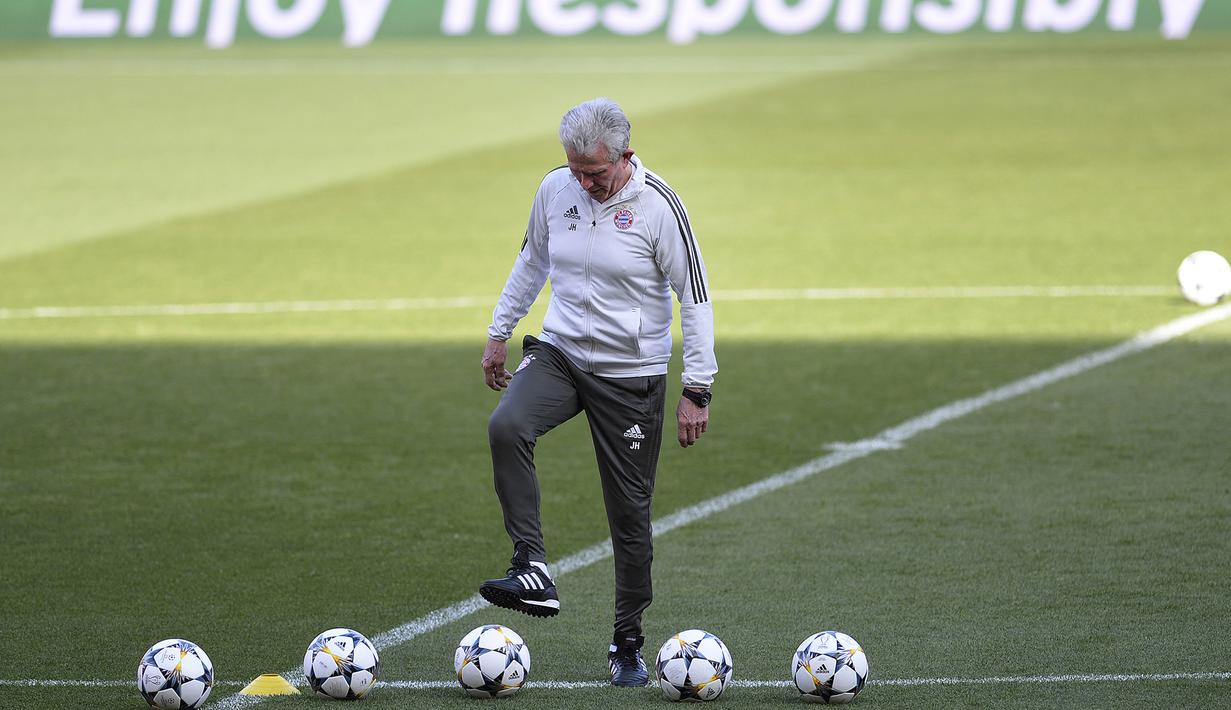 Pelatih Bayern Munchen, Jupp Heynckes menyusun bola saat memimpin timnya berlatih di Ramon Sanchez Pizjuan Stadium, Sevilla, (2/4/2018). Kemenangan menjadi tujuan utama The Bavarians atas Sevilla. (AFP/Cristina Quicler)