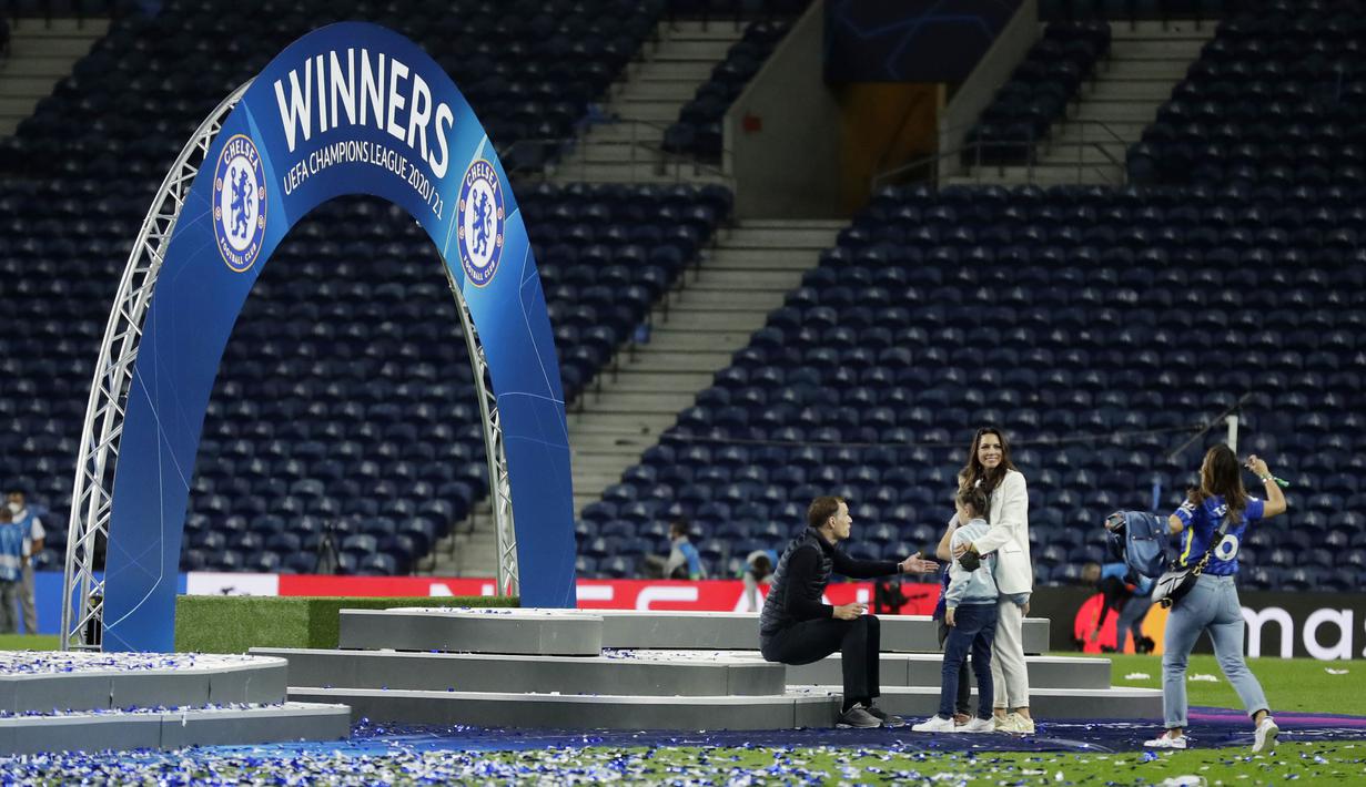 Pelatih Chelsea, Thomas Tuchel, bersama keluarganya saat perayaan gelar juara Liga Champions di Stadion Dragao, Porto, Minggu (30/5/2021). Chelsea menang 1-0 atas City. (Pierre Philippe Marcou/Pool via AP)