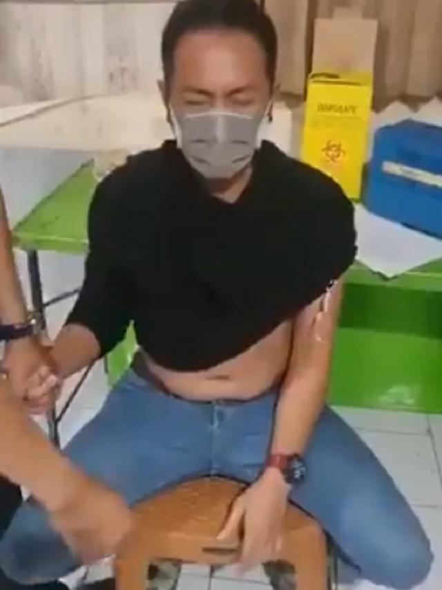 Takut Jarum, Aksi Pria Baca Doa Qunut dan Ayat Kursi Saat Disuntik Viral