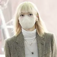 Tampilan Terbaru Lisa BLACKPINK dengan Rambut Blonde dan Membawa Ikat Rambut Seharga Rp3 jutaan saat Ke Paris/dok. Instagram @reaction_blackpink