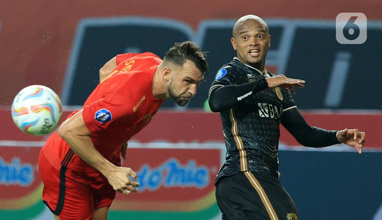 Skor 1-1 tidak bertahan lama. Tiga menit berselang Marko Simic membawa Persija berbalik memimpin 2-1 melalui tendangan penalti setelah Ryo Matsumura dijatuhkan di kotak terlarang. (Bola.com/M. Iqbal Ichsan)