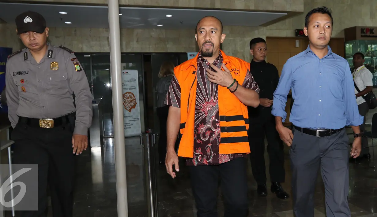 Anggota Komisi V DPR yang juga mantan Wakil Ketua DPP PAN Andi Taufan Tiro (ATT) usai diperiksa di Gedung KPK, Jakarta, Kamis (6/10). (Liputan6.com/Helmi Afandi)