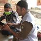Petugas dinas kesehatan Indramayu sedang melakukan sosialisasi perawatan kusta pada Orang yang Pernah Mengalami Kusta (OYPMK), Selasa (5/7/2022).