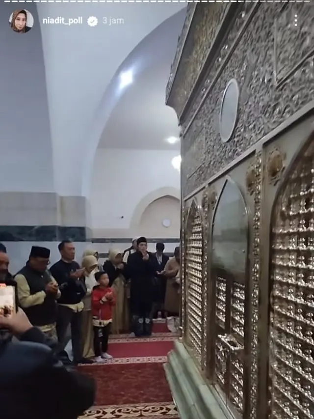 5 Potret Gus Iqdam dan Ning Nila di Yordania, Momen Romantis di Depan Gua Ashabul Kahfi Jadi Sorotan