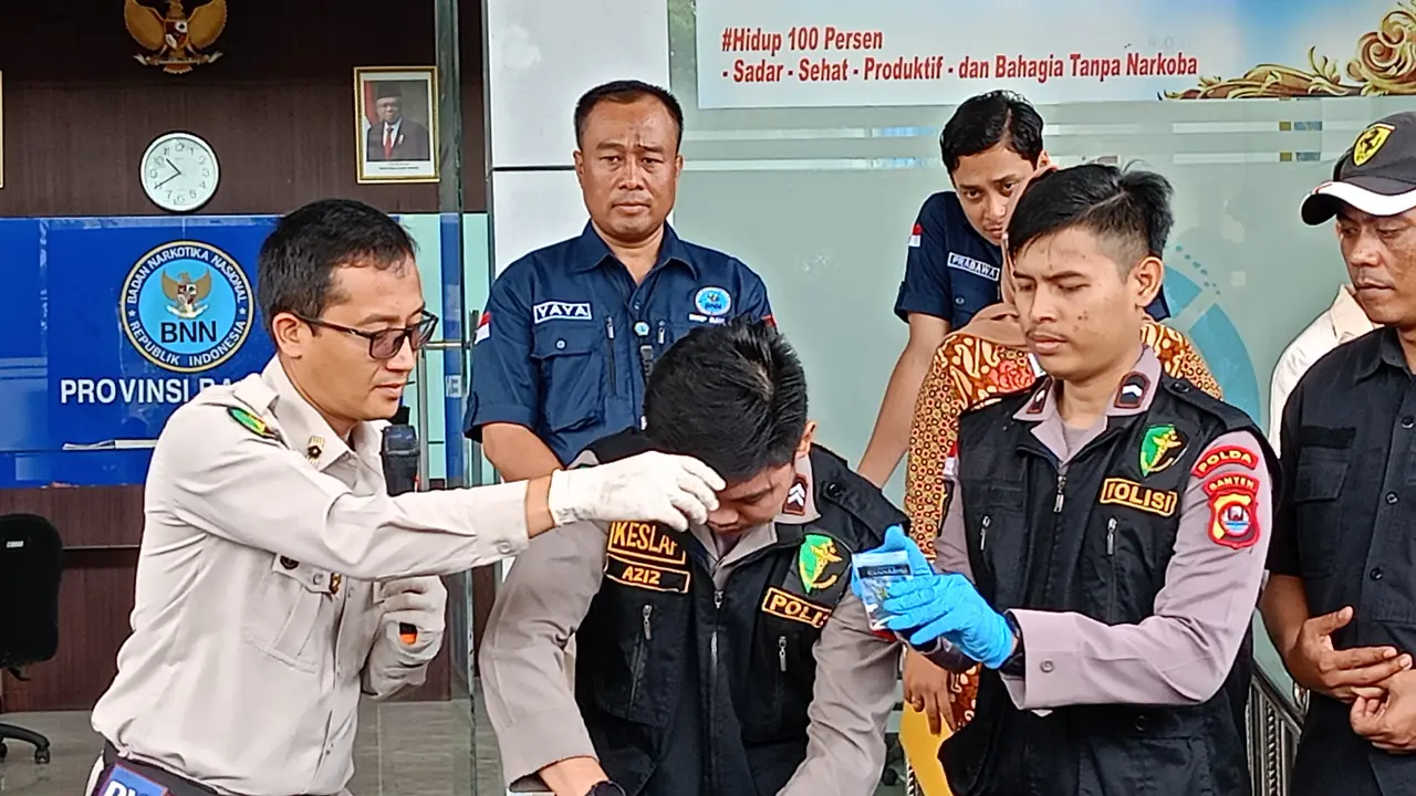 BNN Dan Polda Banten Saat Menguji Keaslian Sabu Yang Di Sembunyikan Di Kemaluan. Selasa (23/05/2023). (Yandhi Deslatama/Liputan6.com).