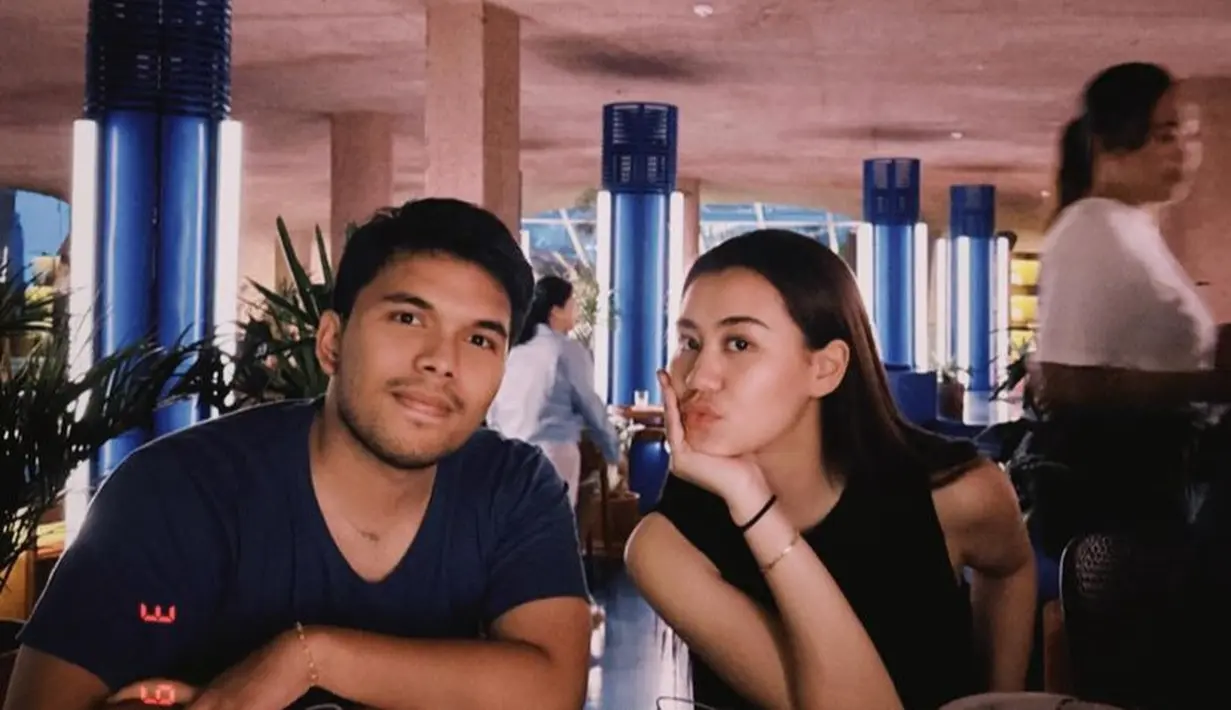 Keduanya pun tampil kompak mengenakan baju hitam saat dinner. Aaliyah dengan atasan sleeveless dan Thariq dengan kaos lengan pendeknya. [@aaliyah.massaid]