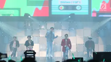 Penampilan boyband SHINee dalam konser bertajuk SHINee World V di JIExpo Kemayoran, Jakarta, 12 November 2016. Vokalis utama SHINee, Jonghyun ditemukan meninggal di rumahnya, Chungdam-Dong, Seoul pada Senin,18 Desember 2017. (Liputan6.com/Herman Zakharia)