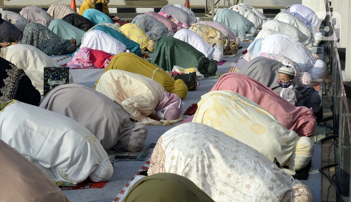 Pegawai pemerintahan Wali Kota Tangerang Selatan melaksanakan salat Idul Adha 1441 H di Masjid Al I'tishom, Kompleks Wali Kota Tangerang Selatan, Jumat (31/7/2020). Salat menerapkan physical distancing atau jaga jarak untuk mengantisipasi penularan COVID-19. (merdeka.com/Dwi Narwoko)