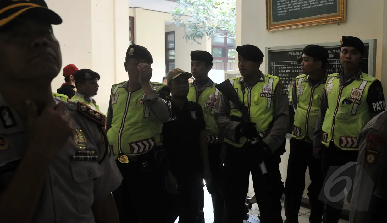 Sejumlah polisi melakukan penjagaan di PTUN Jakarta, Senin (18/5/2015). Hari ini, PTUN menggelar sidang pembacaan putusan terkait sengketa kepengurusan Partai Golkar. (Liputan6.com/Johan Tallo) 