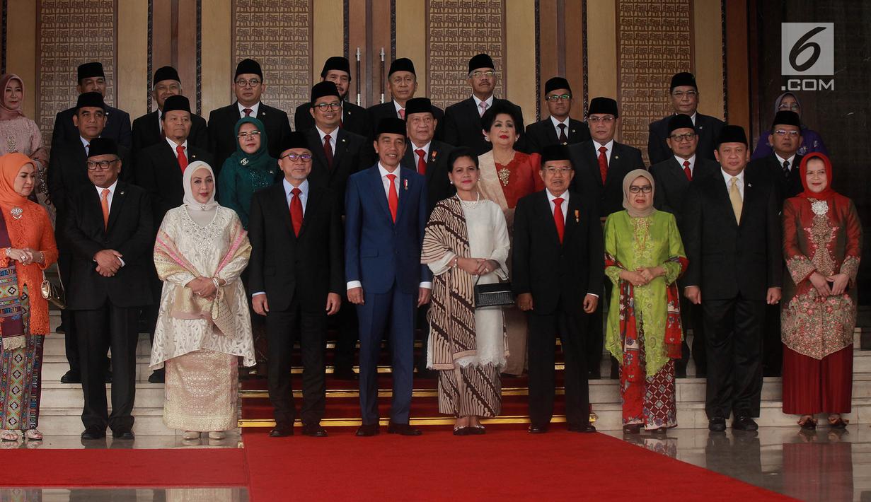 Presiden Joko Widodo dan Wakil Presiden Jusuf Kalla serta para pimpinan tinggi lembaga negara berfoto bersama sebelum menghadiri pembukaan Sidang Tahunan MPR Tahun 2019 di Kompleks Parlemen, Senayan, Jakarta, Jumat (16/8/2019). (Liputan6.com/ Johan Tallo)
