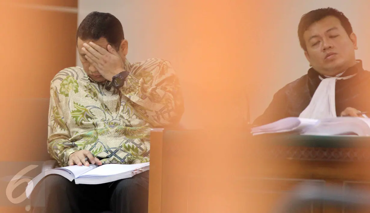 Ekspresi mantan Direktur PT Bursa Berjangka Jakarta Bihar Sakti Wibowo saat mendengarkan keterangan saksi pada sidang lanjutan kasus penyuapan Kepala Bappeti Syahrul R Sempurnajaya, di Pengadilan Tipikor, Jakarta, Senin (6/7). (Liputan6.com/Helmi Afandi)