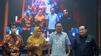 Guru besar Uroginekologi Rekonstruksi Unair Surabaya  Eighty Mardiyan Kurniawati (dua dari kiri) dan Direktur RSIA Kendangsari Merr Surabaya Dhimas Panji Chondro A (paling kanan). (Istimewa)