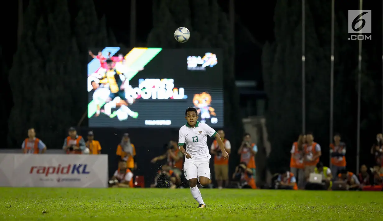 Pemain Timnas Indonesia U-22, Febri Hariyadi berusaha mengejar bola saat berhadapan dengan pada laga SEA Games 2017 di Stadion MPS, Slangor, Malaysia, (22/8). (Liputan6.com/Faizal Fanani)