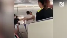 Seorang penumpang memicu terjadi perkelahian di dalam pesawat dari Gold Coast menuju Singapura. Ia diduga berada dalam pengaruh minuman beralkohol.