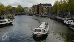Sejumlah perahu berada di kanal kawasan Amsterdam, Belanda (April 2017). Meskipun pada abad ke-19 kotor dan dipenuhi limbah, kini kanal-kanal di Belanda menjadi salah satu objek wisata terkenal di dunia. (Liputan6.com/Immanuel Antonius)