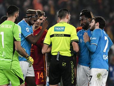 Setelah disingkirkan Frosinone dari ajang Coppa Italia pada tengah pekan lalu, Napoli kembali menuai hasil negatif setelah takluk 0-2 dari AS Roma pada laga pekan ke-17 Liga Italia 2023/2024 di Olympic Stadium, Roma, Minggu (24/12/2023) dini hari WIB. Dua gol kemenangan pasukan Jose Mourinho dicetak masing-masing oleh Lorenzo Pellegrini pada menit ke-76 dan Romelu Lukaku pada masa injury time babak kedua. Kekalahan tersebut merupakan yang pertama dialami Napoli dari AS Roma dalam 4 tahun terakhir. Napoli sendiri harus menyelesaikan laga dengan 9 pemain setelah terkena dua kartu merah, masing-masing diterima oleh Matteo Politano dan sang striker andalan, Victor Osimhen. (AFP/Tiziana Fabi)