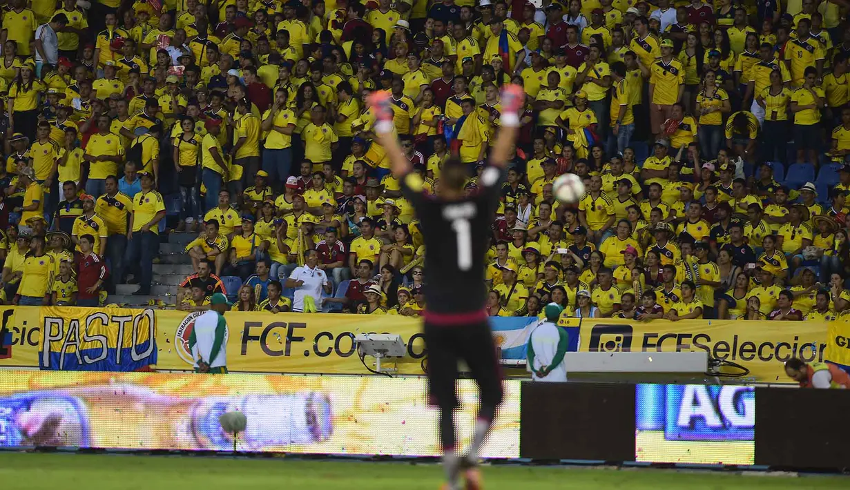Kiper Argentina Sergio Romero merayakan kemenangan dihadapan pendukung Kolombia pada laga kualifikasi Piala Dunia Russia 2018 zona CONMEBOL di  Stadion Metropolitano Roberto Melendez, Barranquilla, Rabu (18/11/2015) dini hari WIB. (AFP Photo/Luis Robayo)