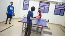 Penghuni bermain tenis meja di Rumah Susun (Rusun) Promoter Polri di Kebon Jeruk, Jakarta Barat, Rabu (28/11). Rusun yang dibangun 17 lantai terdiri atas 255 unit. (Liputan6.com/Faizal Fanani)